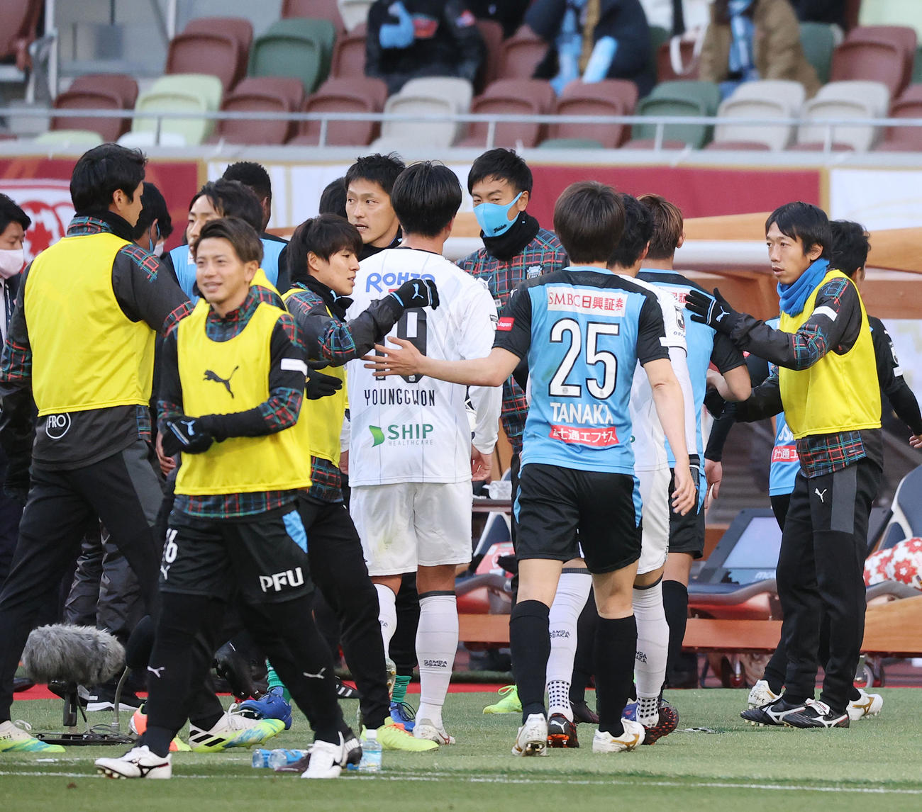 川崎F対G大阪　ハーフタイム、引き揚げる選手たちをねぎらう川崎F・MF中村（右）（撮影・垰建太）