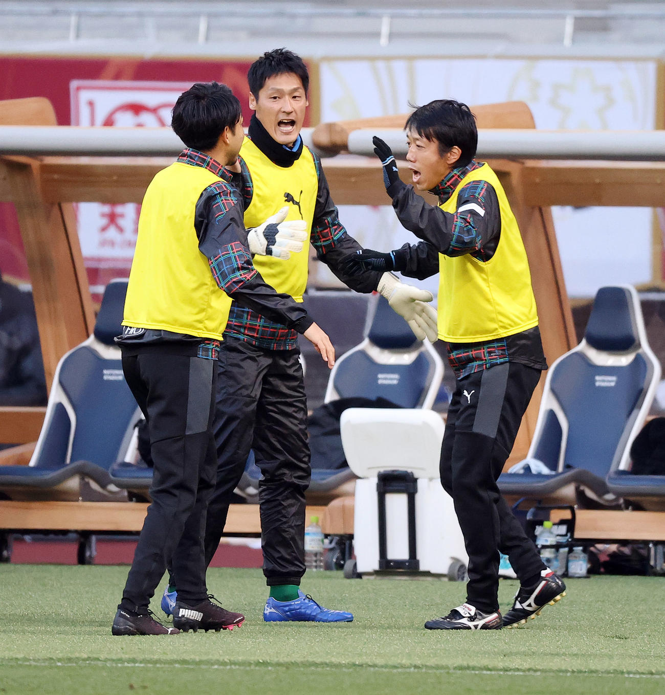 川崎F対G大阪　後半、川崎F・FW三笘のゴールにベンチで喜ぶMF中村（右）（撮影・垰建太）
