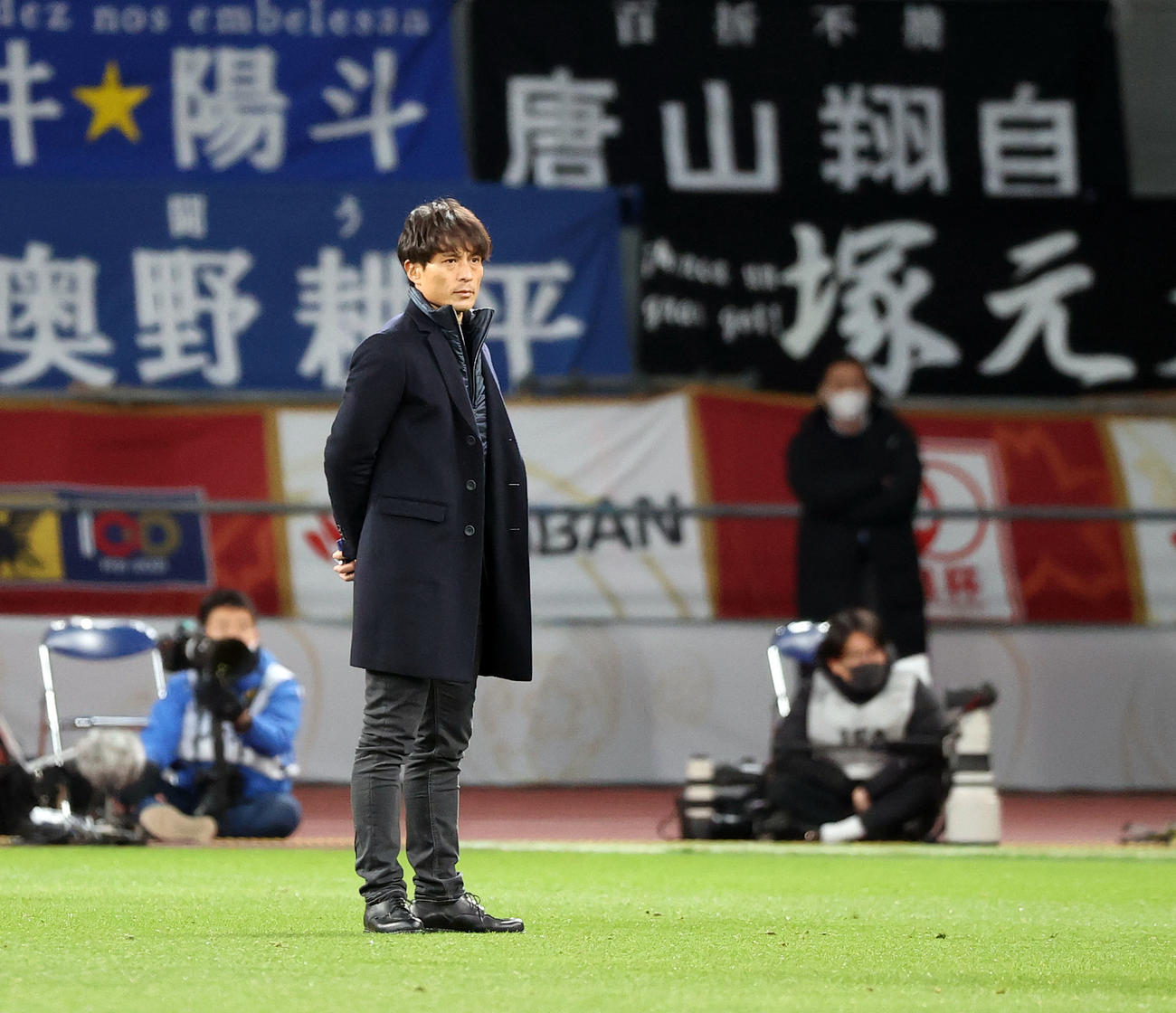 川崎F対G大阪　試合に敗れ優勝を逃したG大阪宮本監督はピッチに立ちつくす（撮影・垰建太）