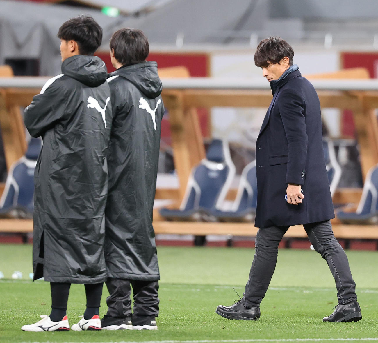川崎F対G大阪　優勝を逃したG大阪宮本監督（右）は表彰式の際で川崎F鬼木監督（左から2人目）をちらっと見つめる（撮影・垰建太）