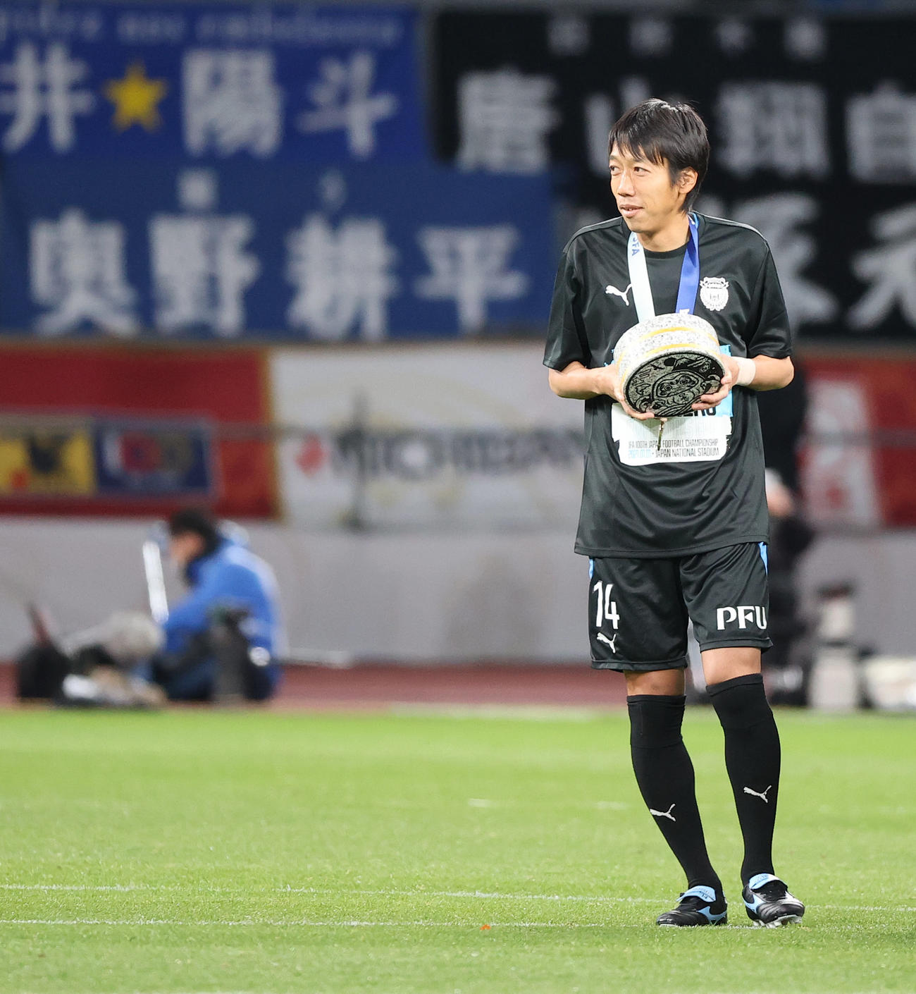 川崎F対G大阪　天皇杯初優勝を果たし優勝記念のフロ桶を手にする川崎F・MF中村（撮影・垰建太）