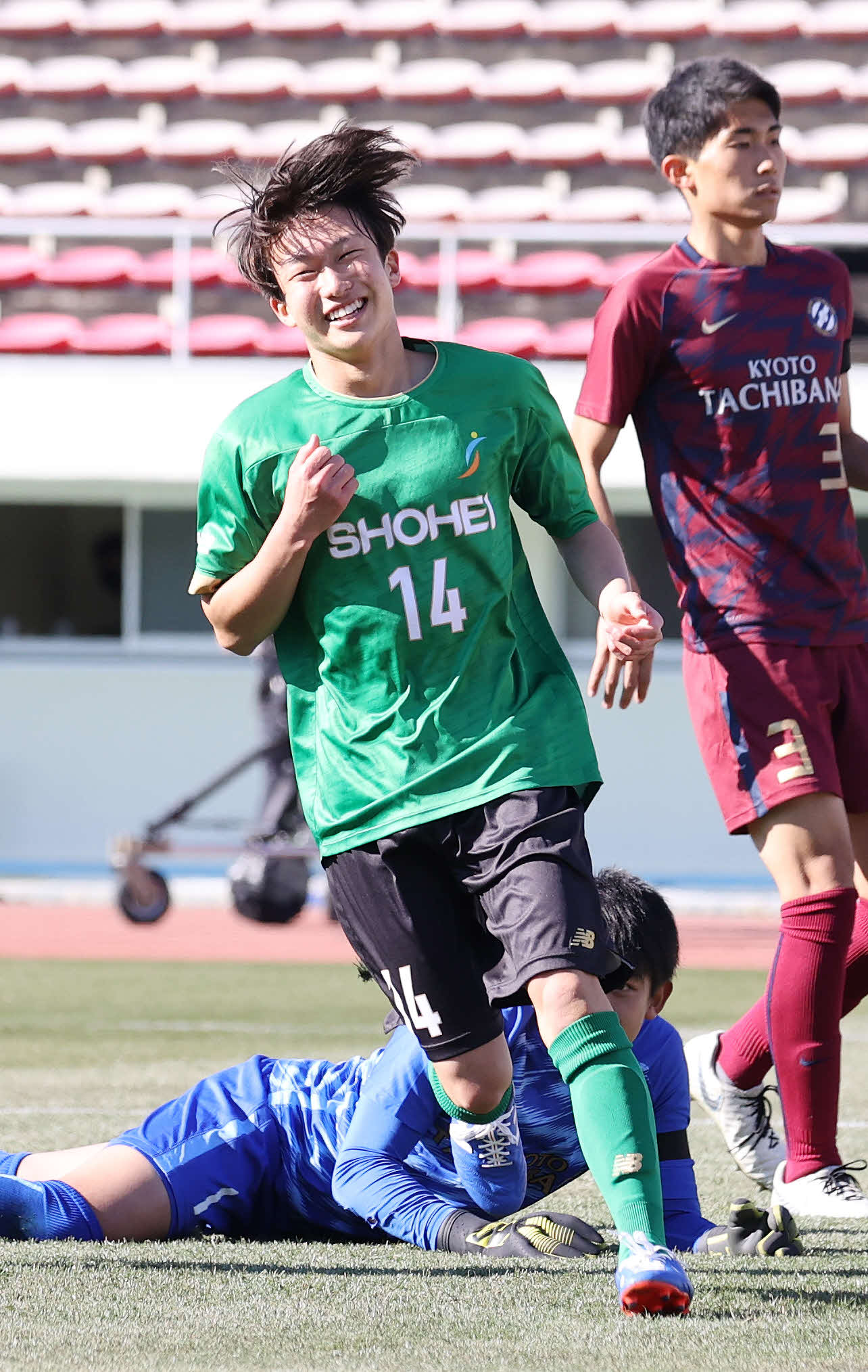 京都橘対昌平　前半、シュートを決め笑顔を見せる昌平MF平原（撮影・鈴木正人）