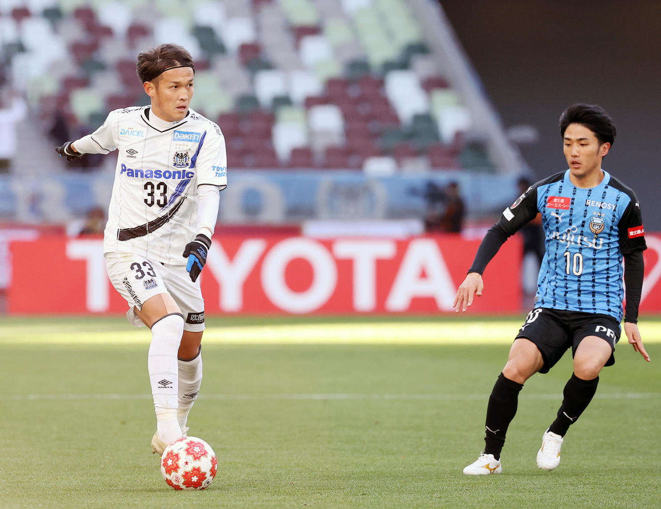 1日、川崎F対G大阪　前半、ボールをキープするG大阪FW宇佐美（左）