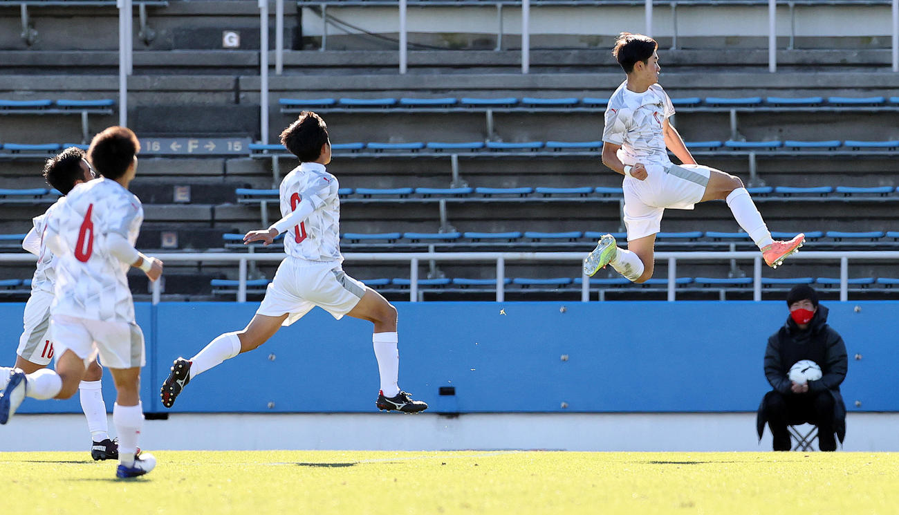 近江対神村学園　後半、ヘディングで決勝ゴールを決め喜ぶ神村学園FW福田（撮影・野上伸悟）