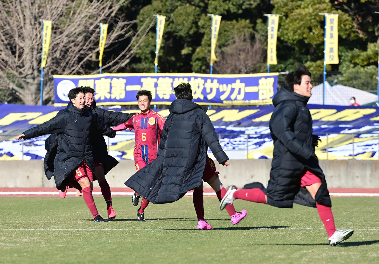 関東第一対神戸弘陵　PK戦を制し応援席へ走り出す神戸弘陵イレブン（撮影・小沢裕）