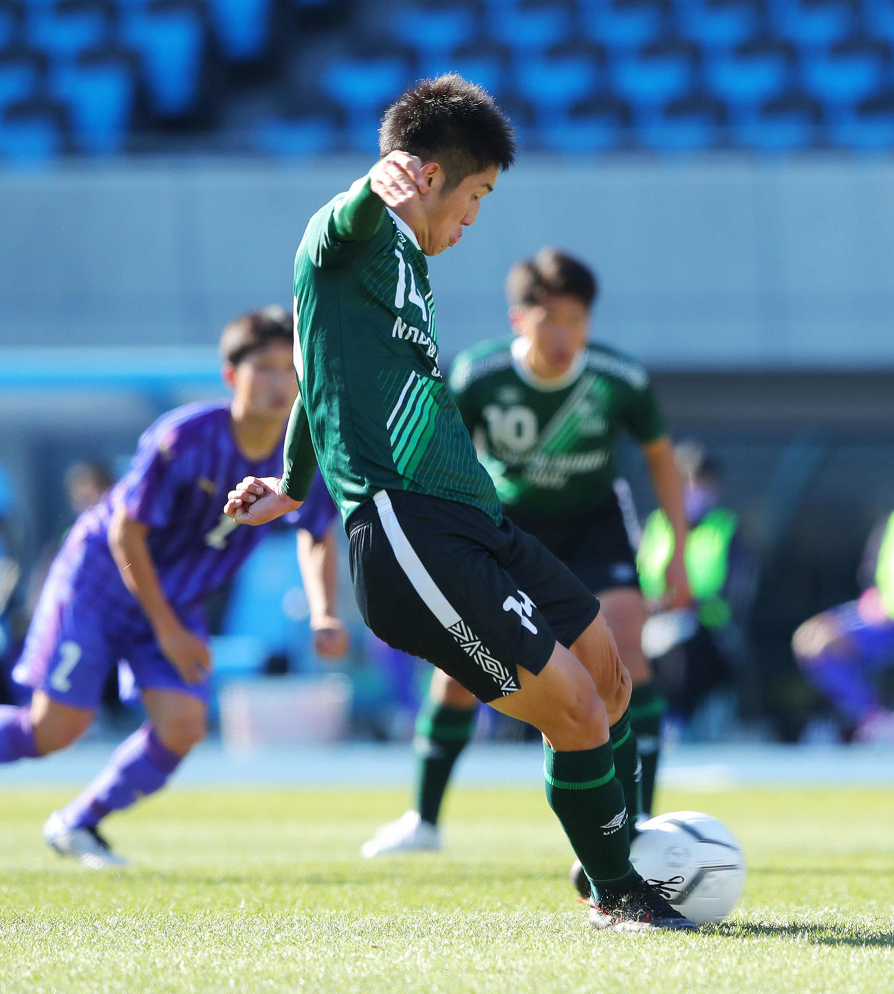 富山第一対日本文理大付　前半、PKを放つ日本文理大付FW垣内（撮影・河田真司）