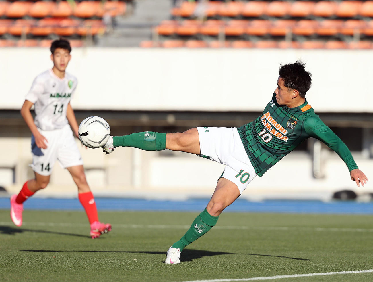 広島皆実対青森山田　後半、ボレーシュートを放つ青森山田MF松木（撮影・垰建太）
