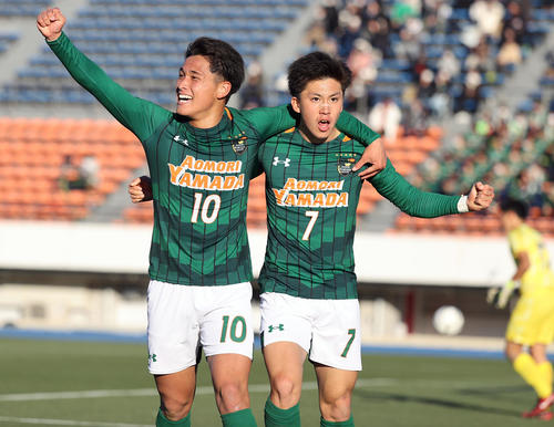 青森山田が初戦突破、2枚看板そろい踏み守備網崩す - サッカー写真