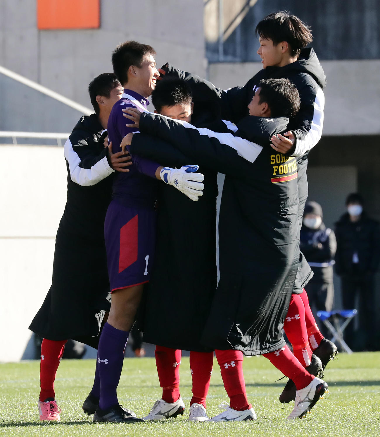 学法石川対創成館　PK戦で相手5人目のシュートを阻止したGK永田（左から2人目）と抱き合って喜ぶ創成館イレブン（撮影・浅見桂子）