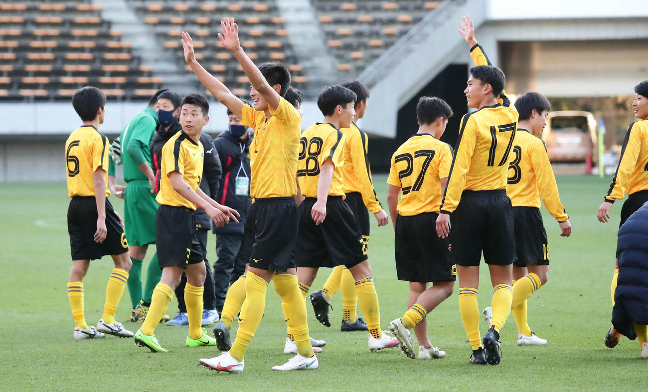 仙台育英対宮崎日大　応援席にあいさつするハットトリックのMF島野ら仙台育英イレブン（撮影・丹羽敏通）