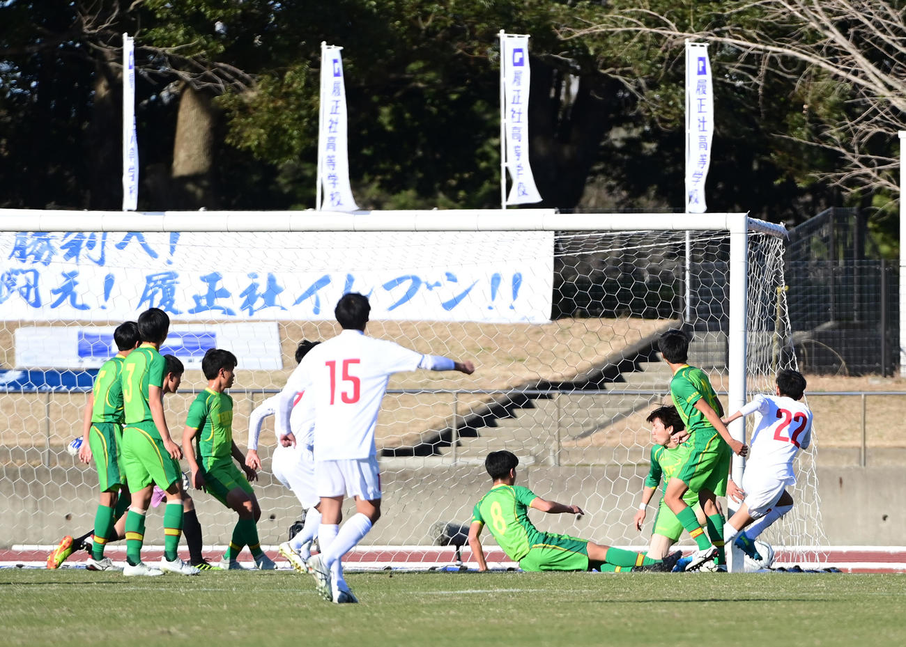 履正社対帝京長岡　前半、履正社FW浅野大生（右）は先制ゴールを奪う（撮影・小沢裕）