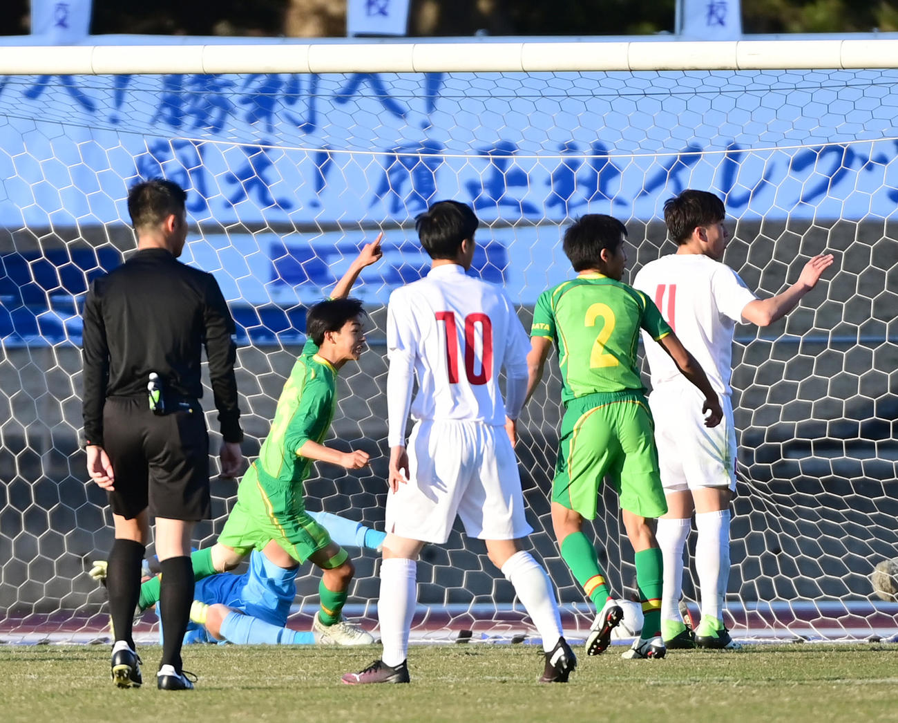 履正社対帝京長岡　後半、帝京長岡MF広井（左）は勝ち越しゴールを奪う（撮影・小沢裕）