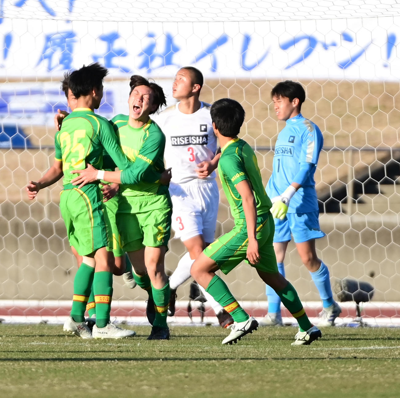 履正社対帝京長岡　後半、帝京長岡FW酒匂（左から2人目）は同点ゴールを奪いイレブンの祝福を受ける（撮影・小沢裕）