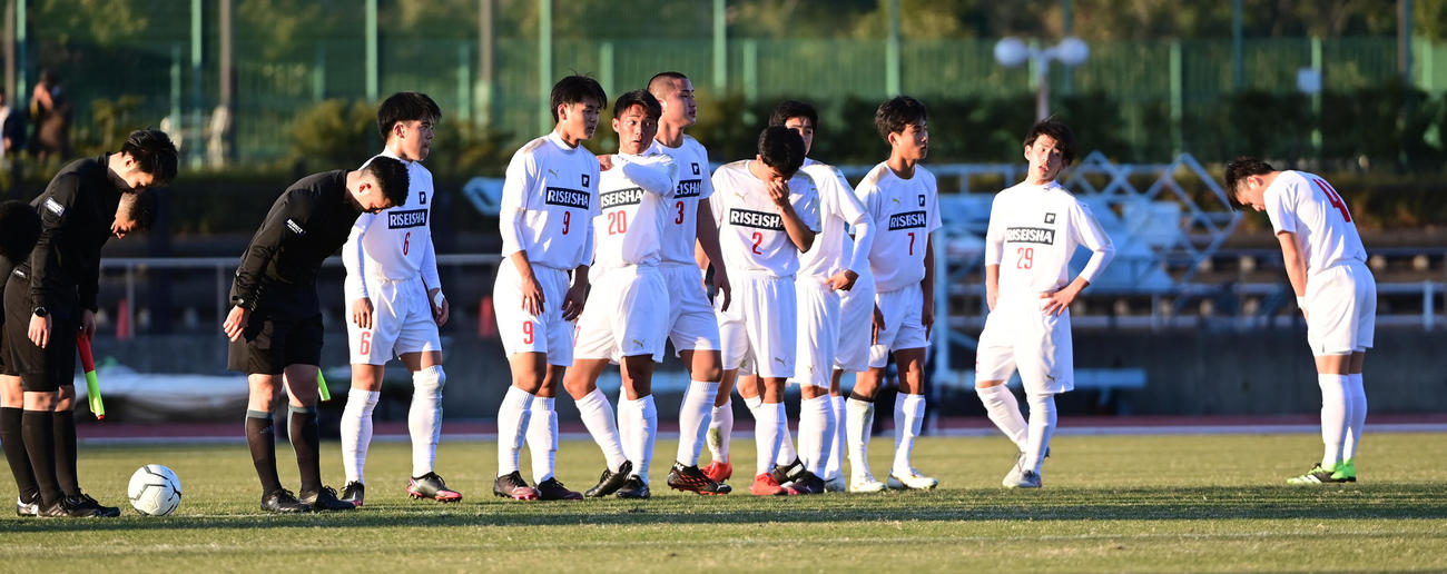 履正社対帝京長岡　2回戦で敗退しがっくりする履正社イレブン（撮影・小沢裕）