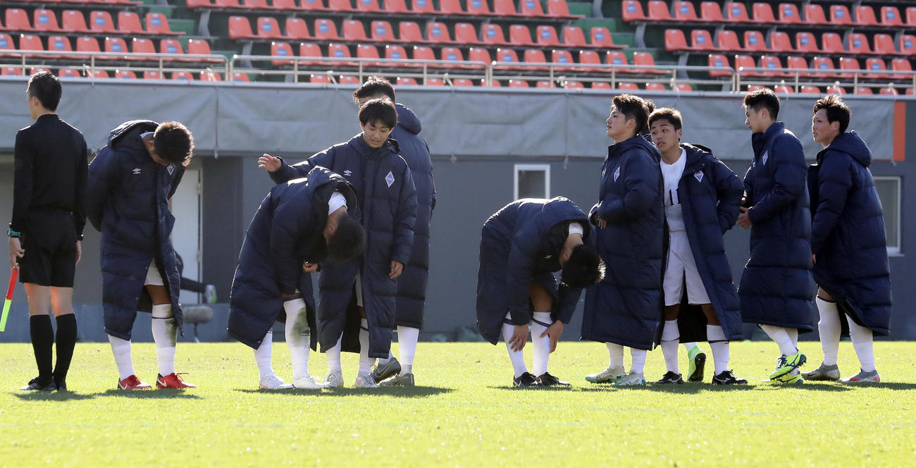 学法石川対創成館　PK戦の末に敗れた学法石川イレブンはがっくりとスタンドにあいさつする（撮影・浅見桂子）