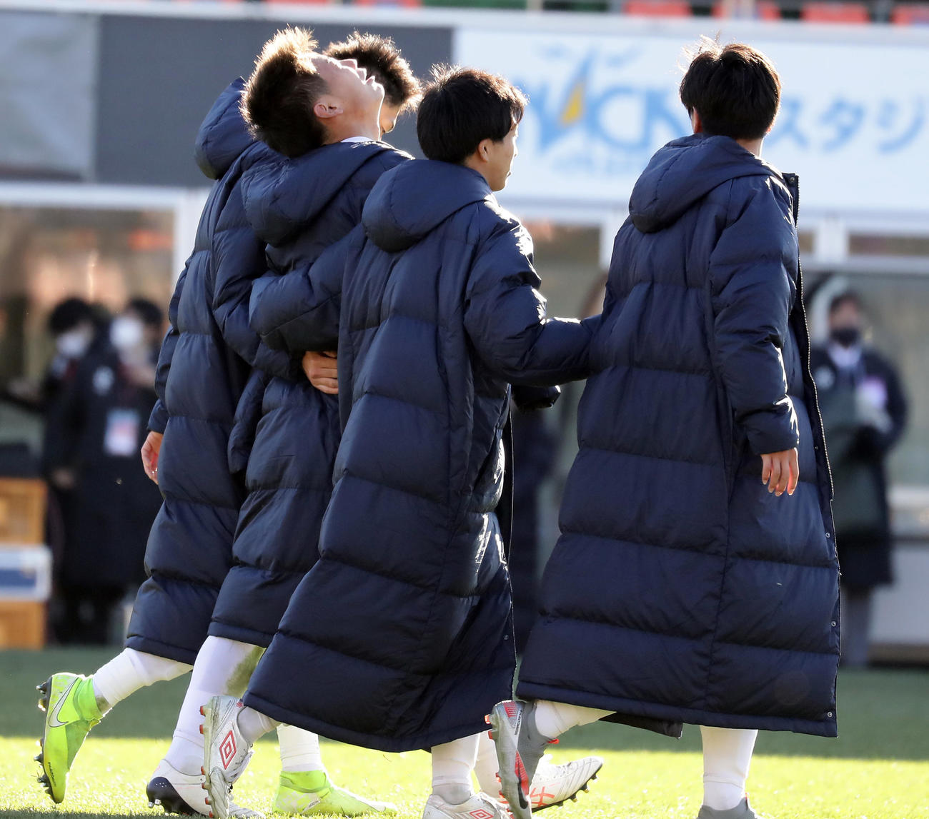 創成館対学法石川　PK戦で5人目のキッカーとなった学法石川MF衣川（左）は、相手GKに阻止されて敗れ、天を仰いで泣きぬれる（撮影・浅見桂子）