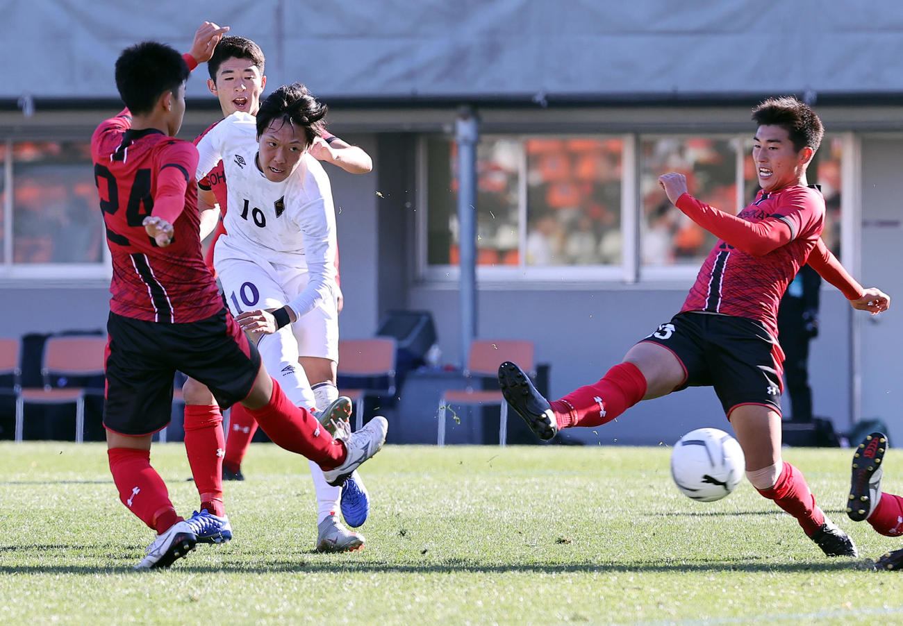 学法石川対創成館　後半、先制ゴールを決める学法石川MF渡辺航（左から2人目）（撮影・浅見桂子）