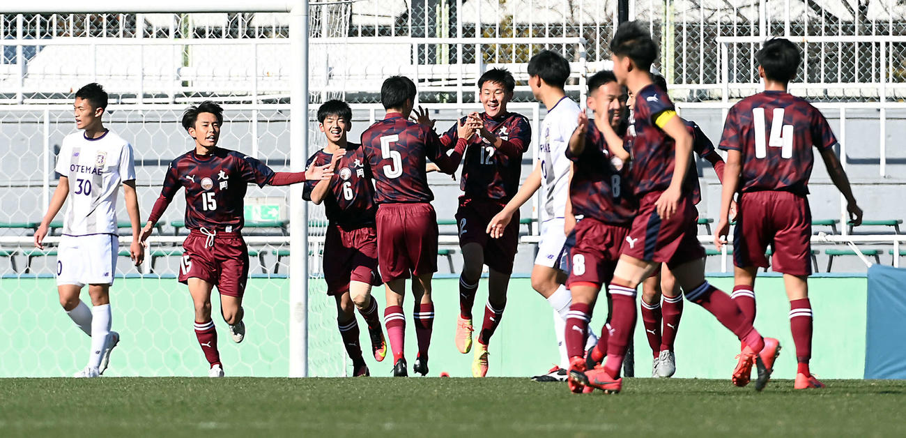 丸岡対大手前高松　前半、ヘディングでゴールを決める丸岡DF東出（中央）（撮影・たえ見朱実）