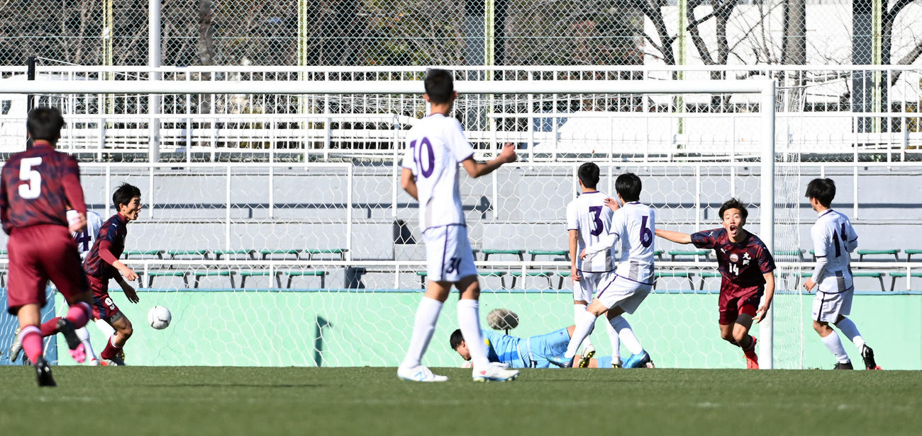 丸岡対大手前高松　前半、先制ゴールを決め喜ぶ丸岡FW新堀陽斗（右から2人目）（撮影・たえ見朱実）