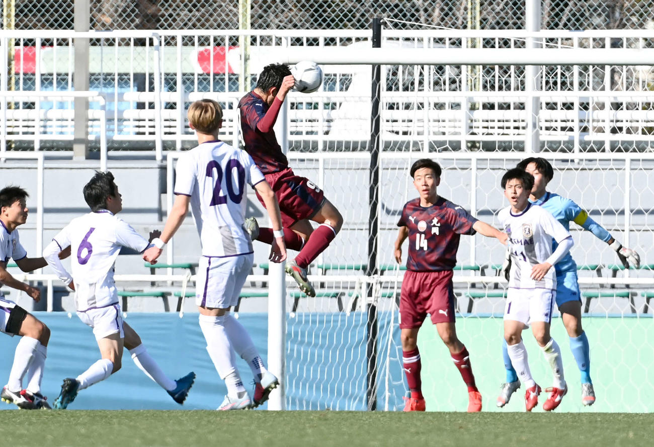 丸岡対大手前高松　前半、ヘディングでゴールを決める丸岡FW河上（中央右）（撮影・たえ見朱実）