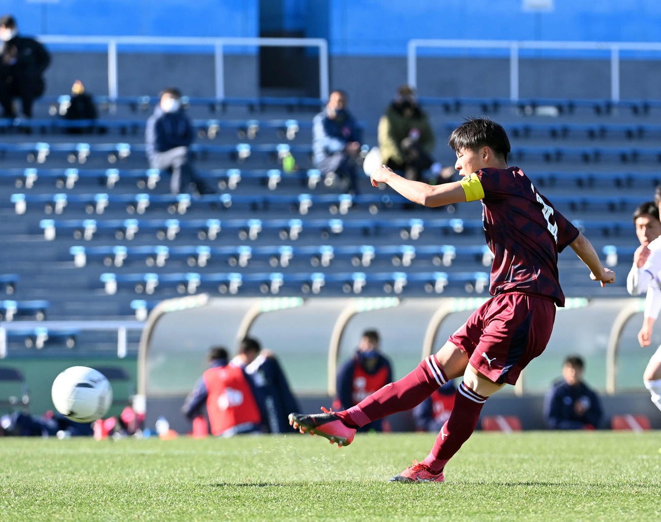 丸岡対大手前高松　後半、PKでゴールを決める丸岡MF川中（撮影・たえ見朱実）
