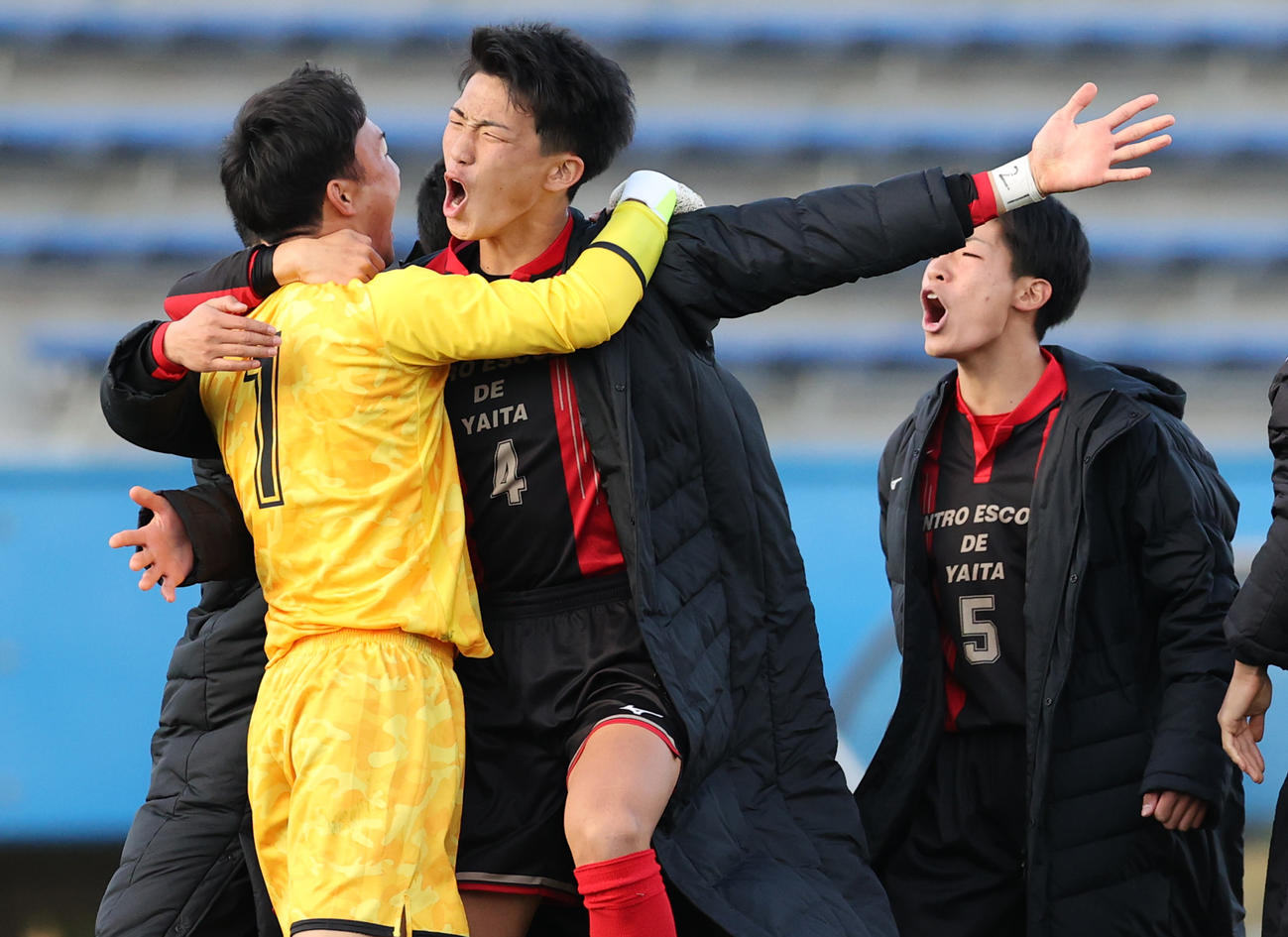 矢板中央対徳島市立　PK戦で相手の6人目を止めた矢板中央GK藤井（左）に抱きつくDF島崎（撮影・野上伸悟）