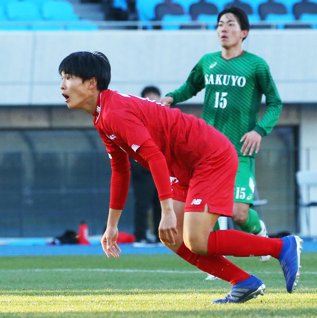 作陽対東福岡　後半、勝ち越しゴールを決める東福岡DF竹内（撮影・河田真司）　　