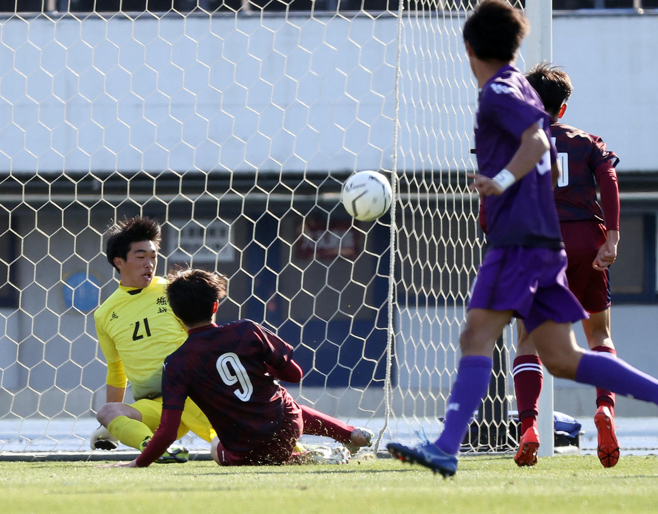 堀越対丸岡　後半、体を張ってゴールを守る堀越GK平野（左）（撮影・垰建太）