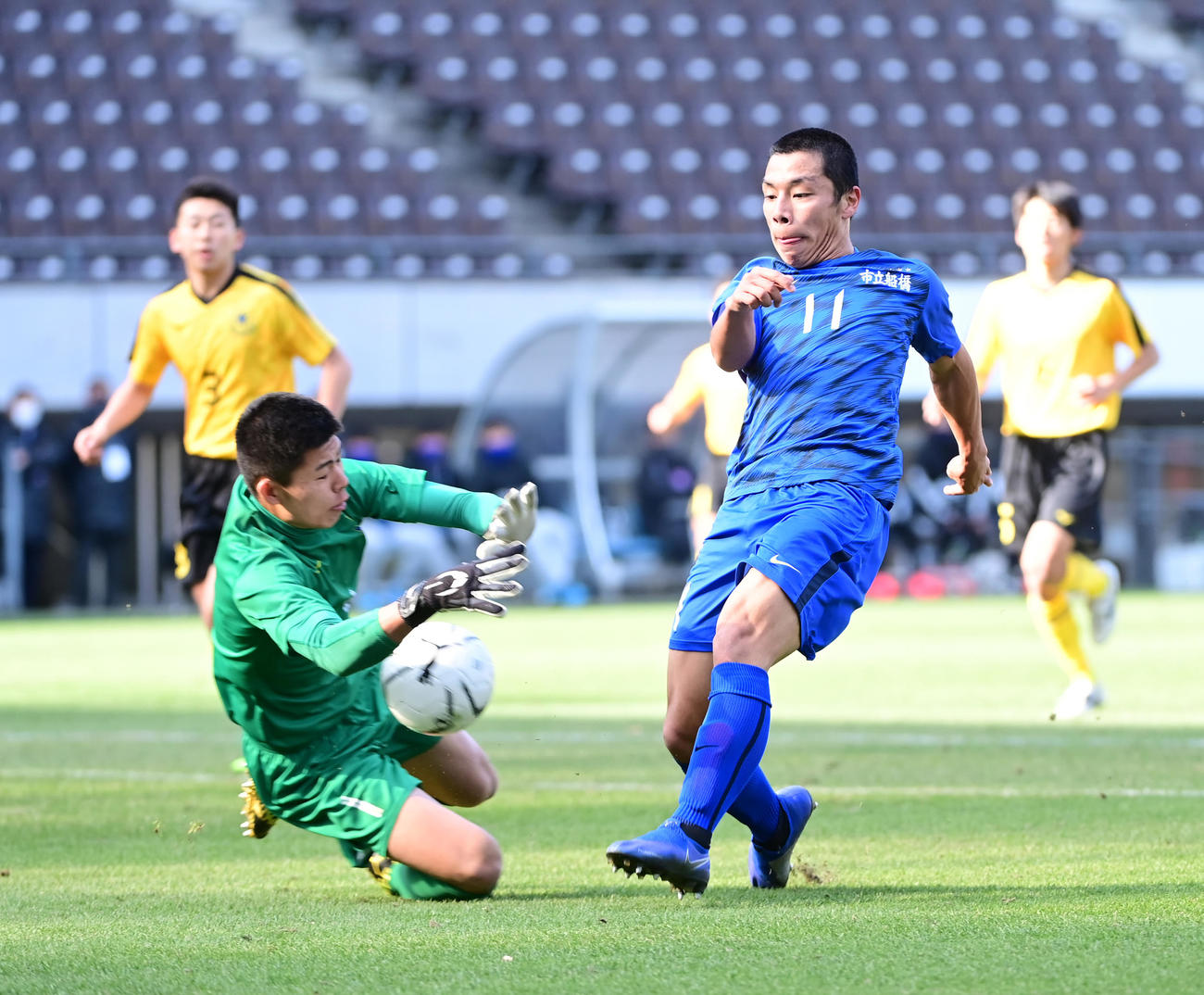 仙台育英対市船橋　前半、仙台育英GK高橋（左）は市船橋FW加藤のシュートを阻む（撮影・小沢裕）