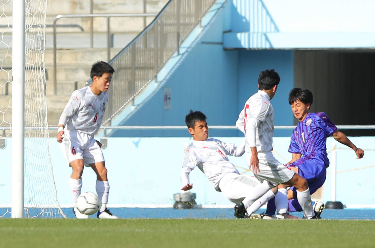 神村学園対富山第一　後半、シュートを放つ富山第一MF福岡（右）（撮影・河田真司）　　