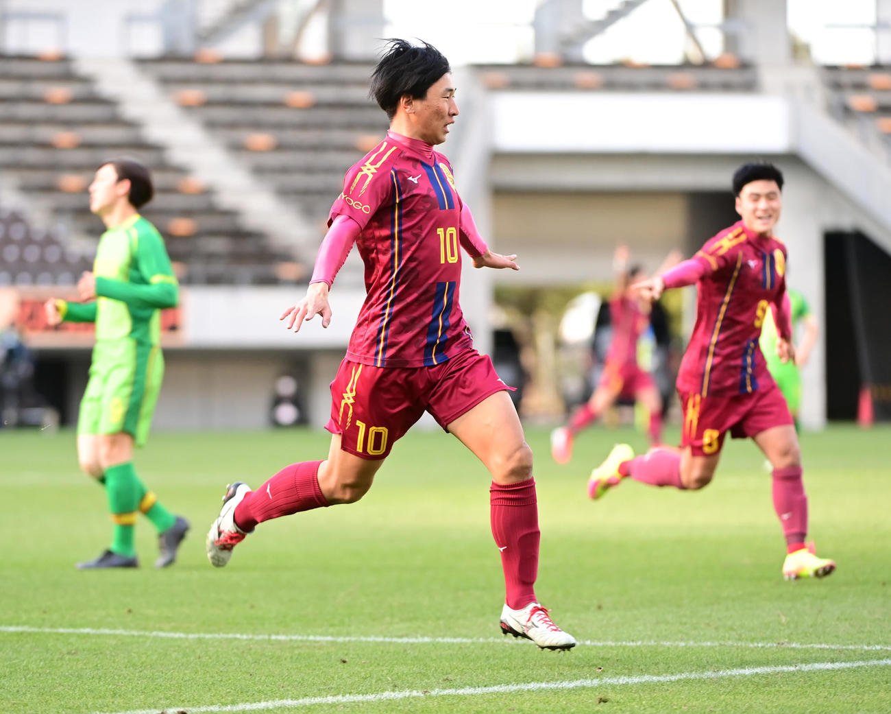 神戸弘陵対帝京長岡　前半、神戸弘陵FW徳弘（中央）は先制ゴールを奪う（撮影・小沢裕）