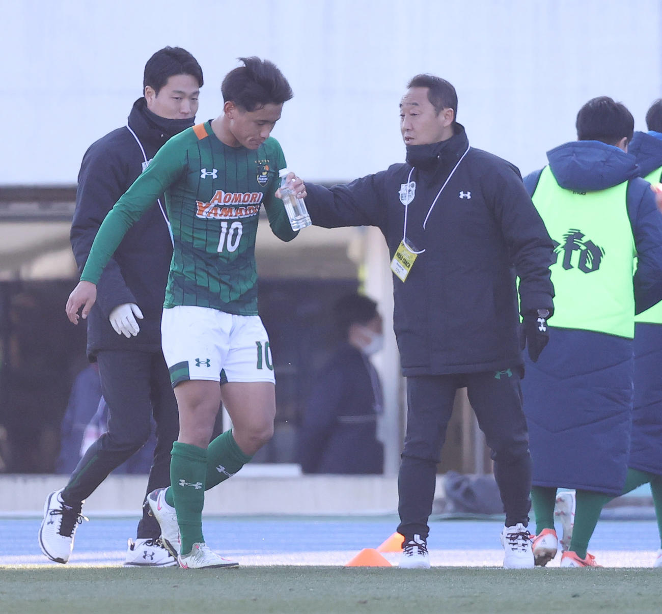 帝京大可児対青森山田　前半、ゴールを決めた青森山田MF松木（左）に声をかける黒田監督（撮影・垰建太）
