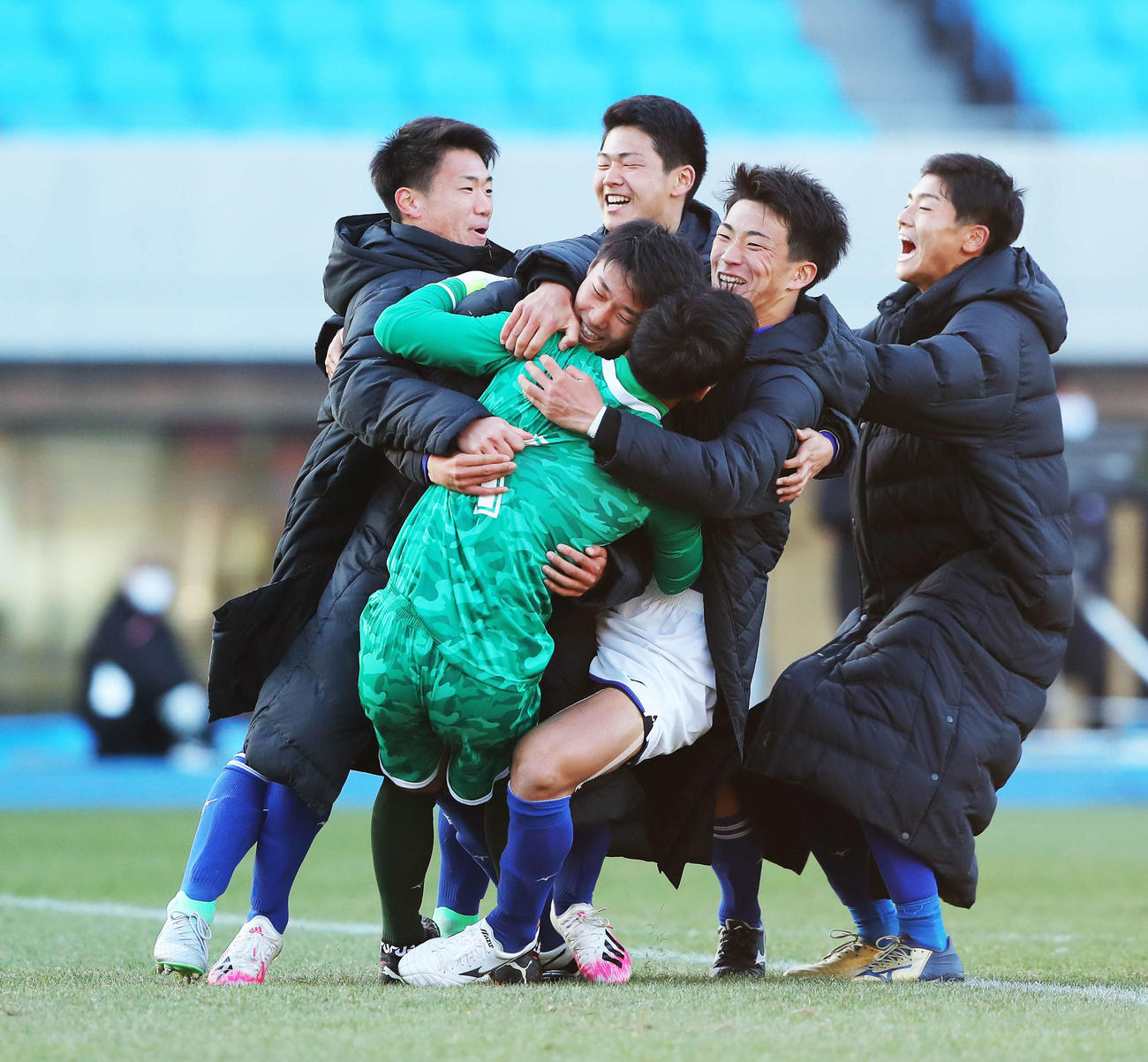 矢板中央対東福岡　PK戦を制し、東福岡に勝利し歓喜する矢板中央の選手たち（撮影・河田真司）　　
