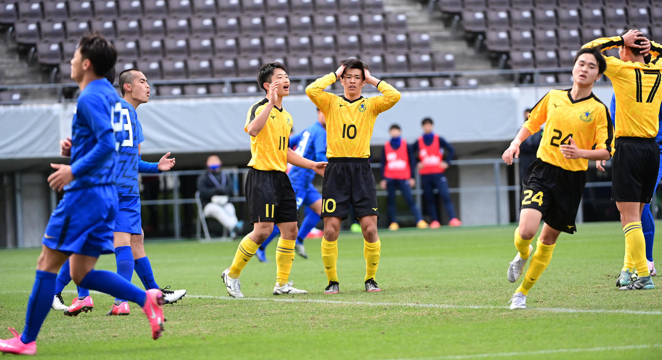 仙台育英対市船橋　後半、FW吉田健太（中央）のシュートがバーを越え頭を抱える仙台育英イレブン（撮影・小沢裕）