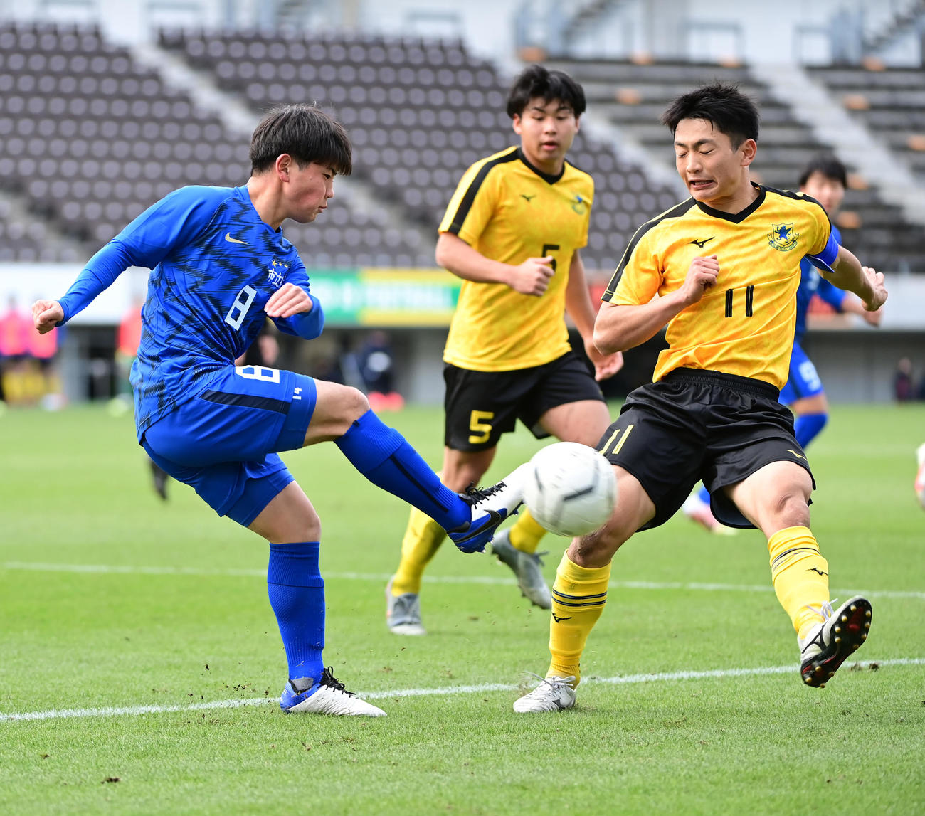 仙台育英対市船橋　後半、市船橋MF岩田（左）のクリアボールにチャージをかける仙台育英MF豊倉（撮影・小沢裕）