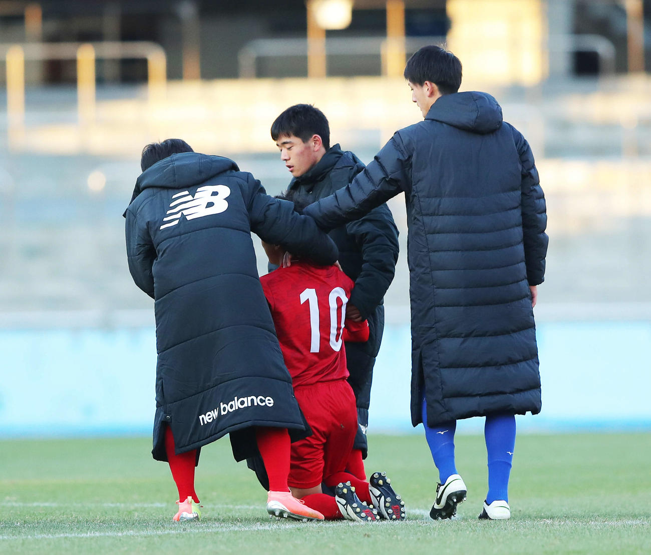 矢板中央対東福岡　矢板中央にPK戦の末敗れ、肩を落とす東福岡の選手たち（撮影・河田真司）　　