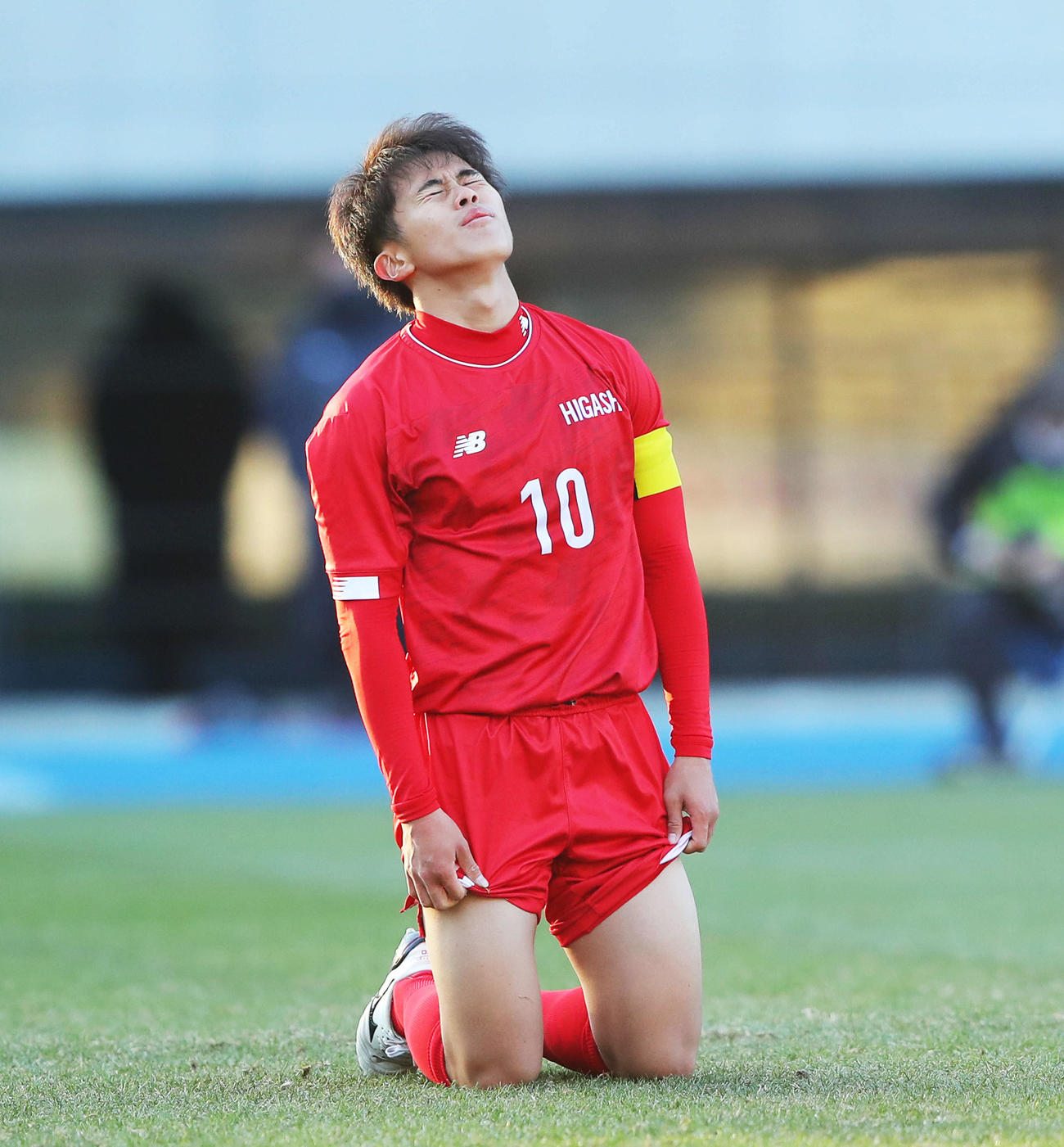 矢板中央対東福岡　PKを外し、天を仰ぐ東福岡MF上田（撮影・河田真司）　　