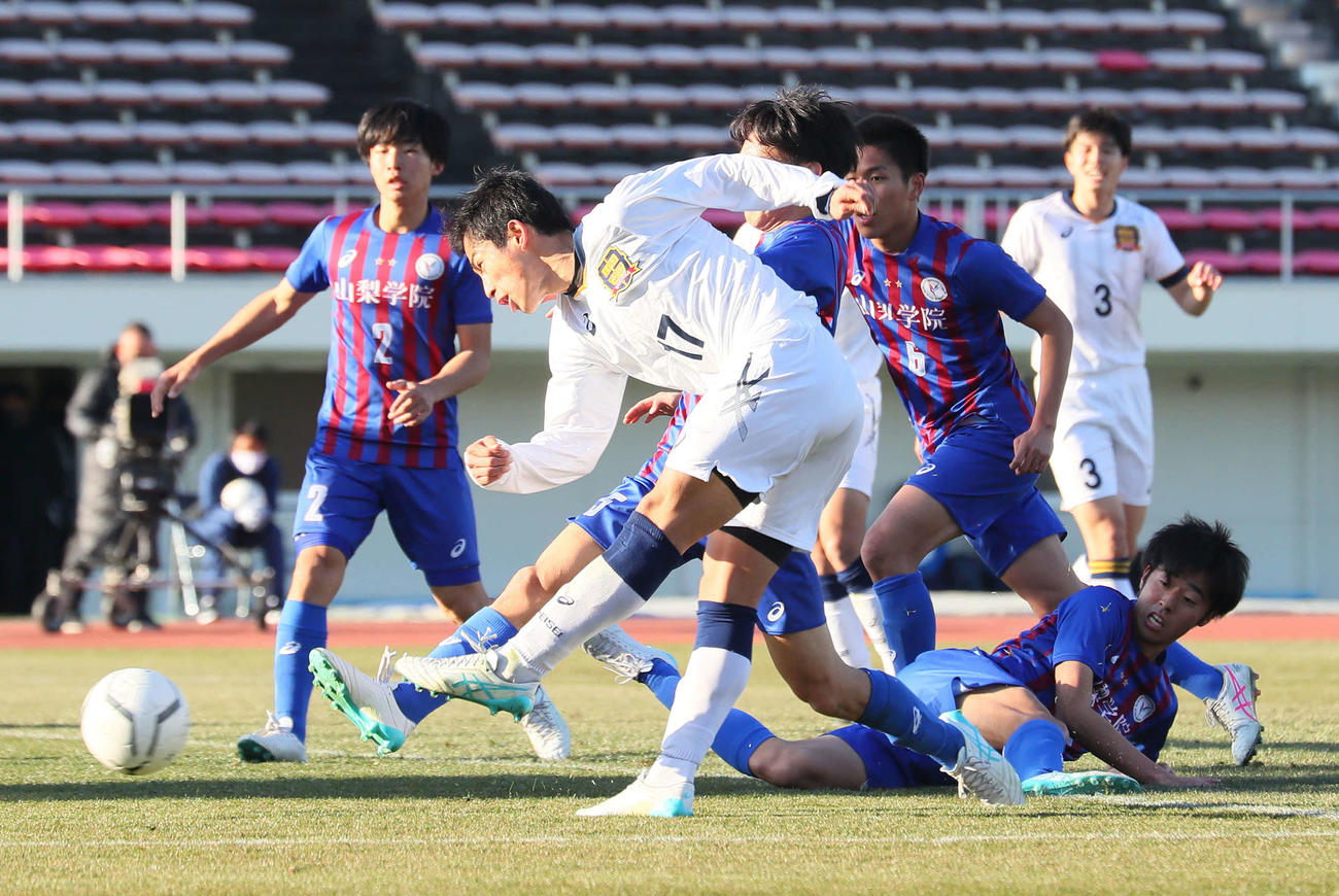 藤枝明誠対山梨学院　前半、ゴールを決める藤枝明誠MF賀茂（撮影・足立雅史）