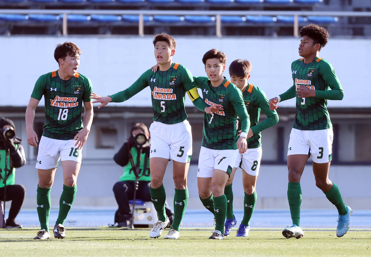 帝京大可児対青森山田　前半、スローインに頭で合わせゴールを決めた青森山田DF藤原（左から2人目）はイレブンを落ち着かせる（撮影・垰建太）