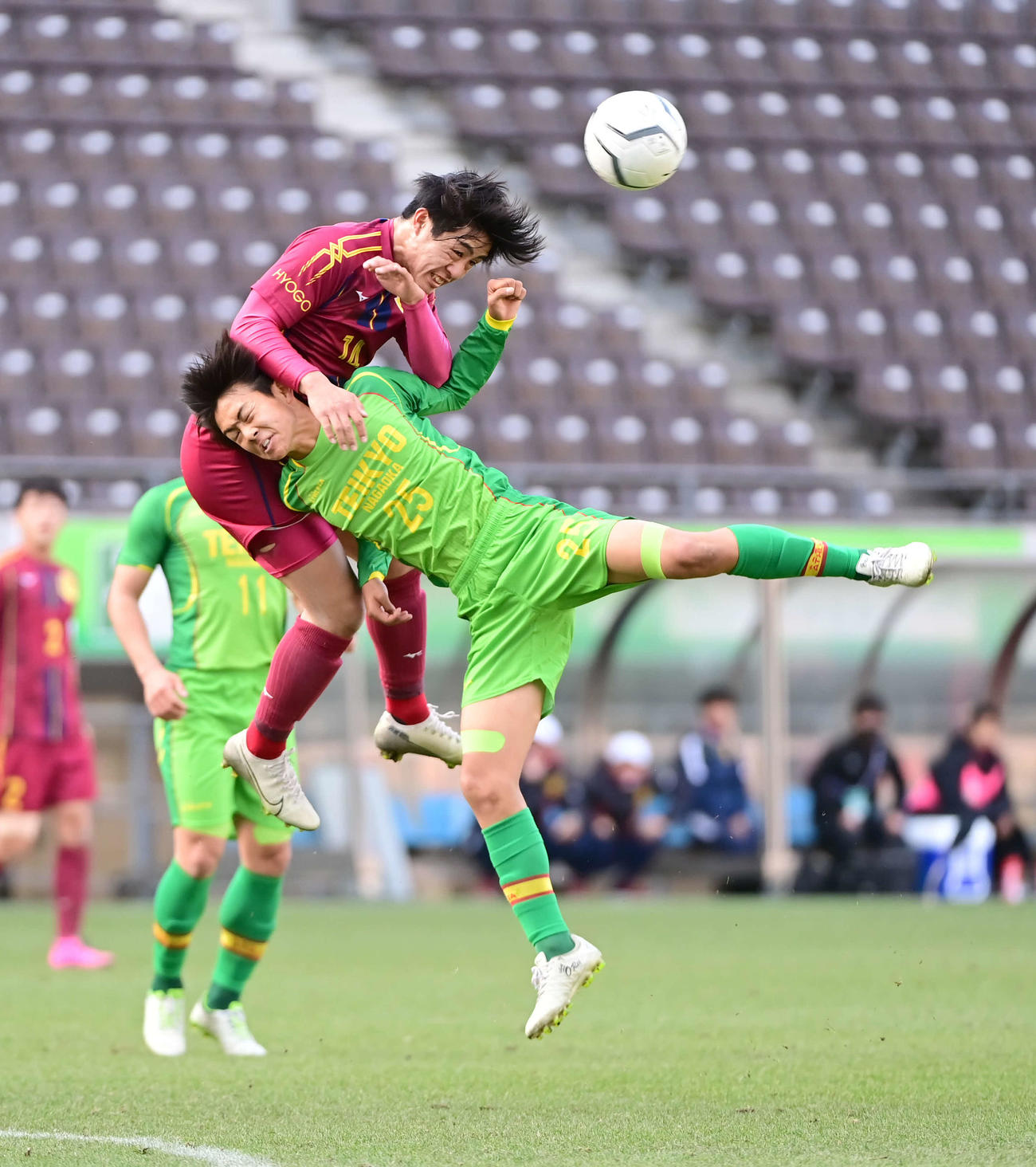 神戸弘陵対帝京長岡　前半、浮き球を競り合う神戸弘陵FW松野（左）と帝京長岡MF広井（撮影・小沢裕）