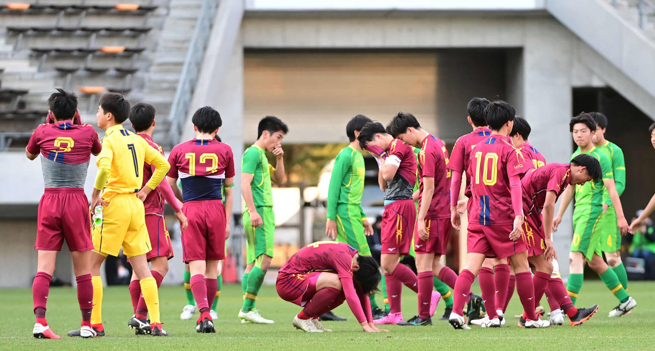 神戸弘陵対帝京長岡　3回戦で敗退しがっくりする神戸弘陵イレブン（撮影・小沢裕）