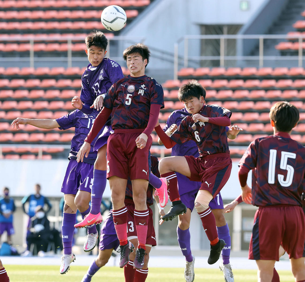 堀越対丸岡後半、空中戦で競り合う堀越MF中村（左）と丸岡DF飯田（中央）（撮影・垰建太）