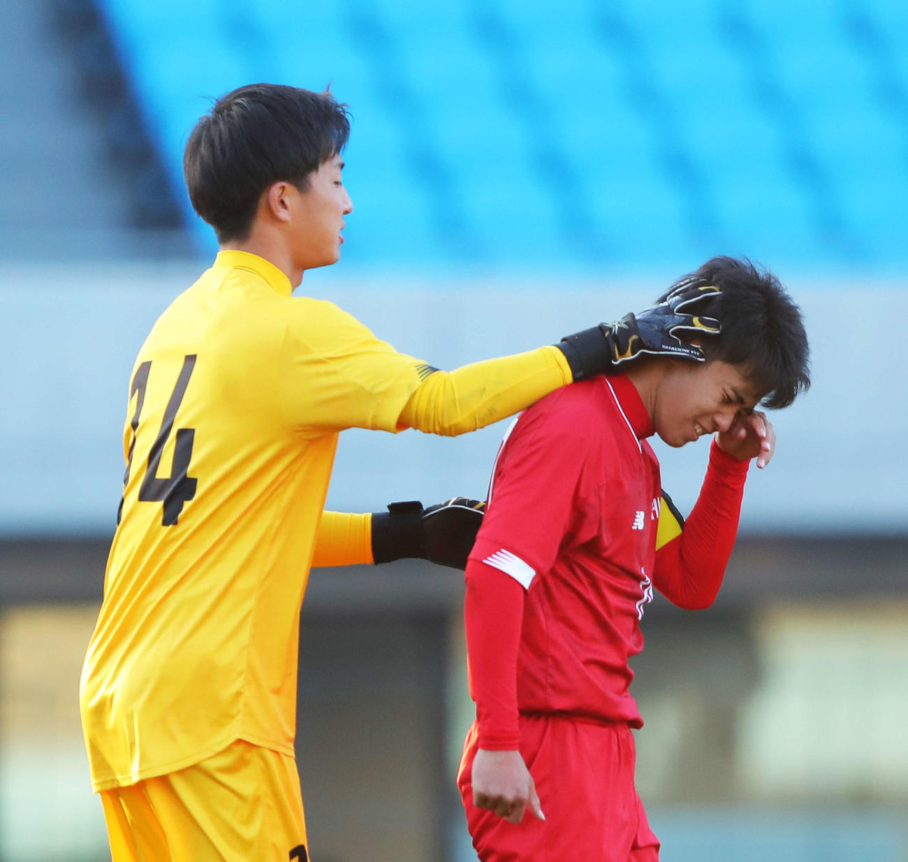 矢板中央対東福岡　PK戦でシュートを外し肩を落とす東福岡MF上田（右）を起こすGK神田（撮影・河田真司）　　