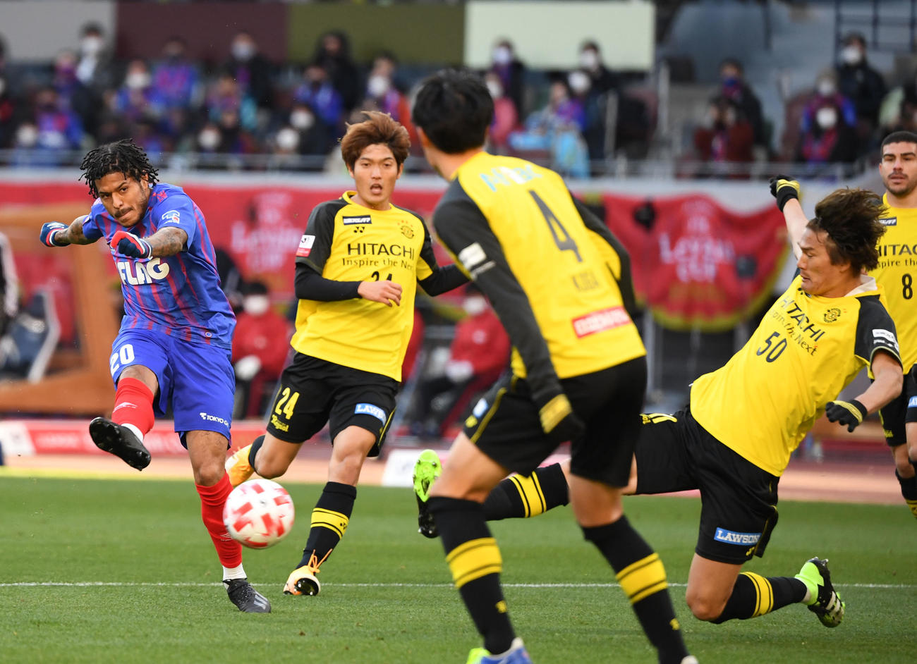 4日、柏対東京　前半、ゴールを決める東京FWレアンドロ（左）