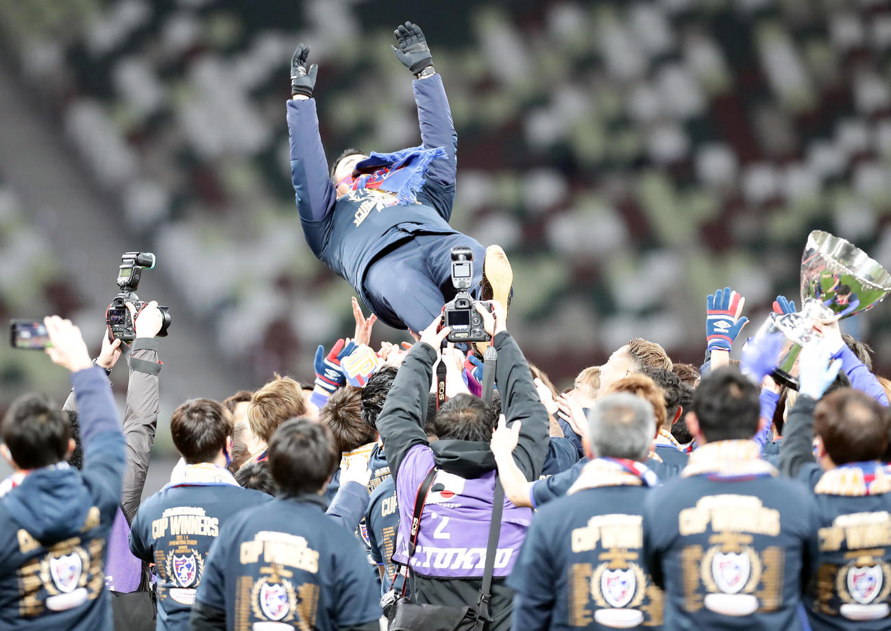 柏対東京　11大会ぶり3回目の優勝を決め、選手から胴上げされる東京の長谷川監督（中央）（撮影・浅見桂子）