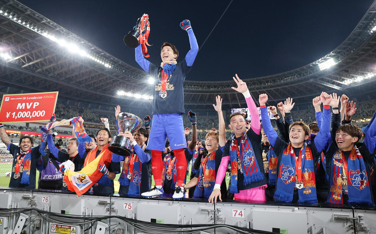 柏対東京　11大会ぶりの優勝を決め、サポーターにガッツポーズする森重（中央）ら東京の選手たち（撮影・浅見桂子）