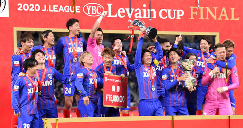柏対東京　11大会ぶりの優勝を決め歓喜する東京イレブン（撮影・横山健太）