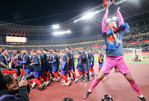 柏対東京　11大会ぶり3回目の優勝を決め、サポーターに最後までジャンプで喜ぶ東京GK波多野（右）を横目に他の選手は引き揚げる（撮影・浅見桂子）