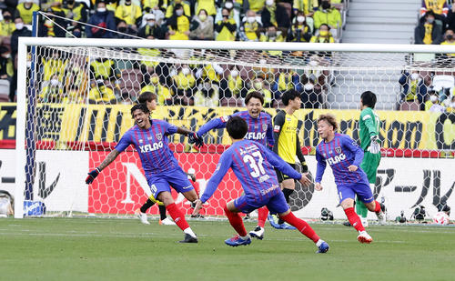 柏対東京　前半、先制ゴールを決めた東京FWレアンドロ（左）は雄たけびを上げてベンチに走る（撮影・浅見桂子）