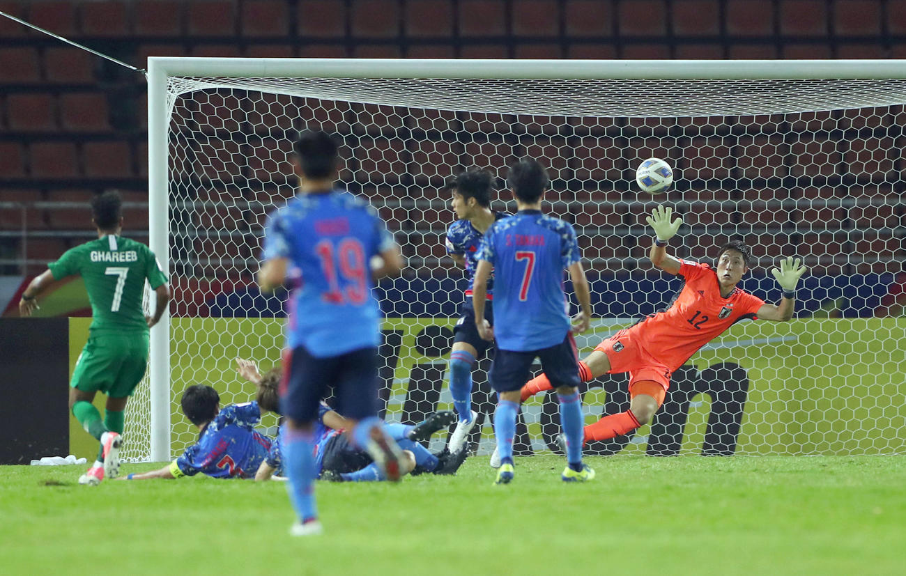 20年1月9日、U－23日本対U－23サウジアラビア　前半、相手のシュートを左手1本で防ぐGK大迫